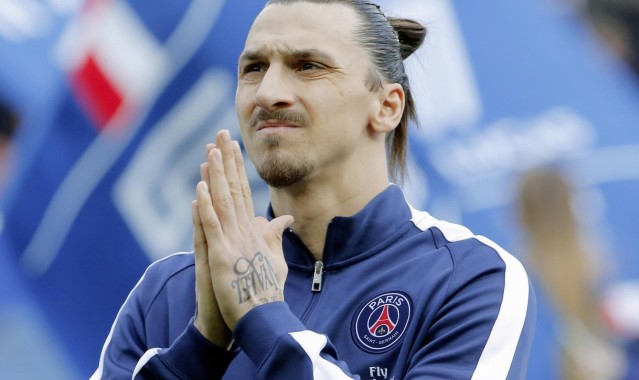 官方澳客网_从头再来！赛后巴黎捧杯激情庆祝，国米全队一旁送上掌声